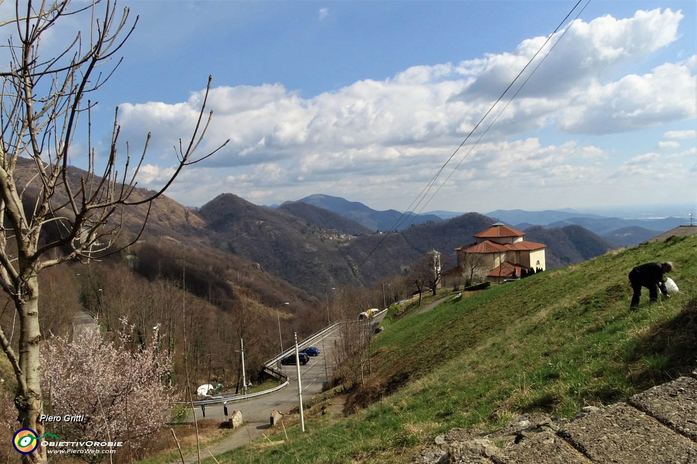 09 Salendo alla Forcella vista sul parcheggio e chiesa  Monte di Nese.JPG